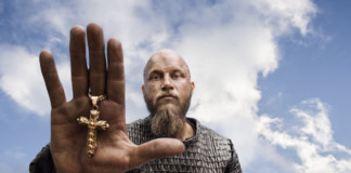 Karizmana kurban! Travis Fimmel