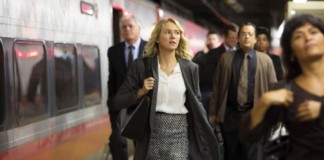 Naomi Watts’ın lacivert ojeli derin mavi dizisi GYPSY