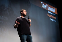 Film alegorik bir yapıya sahip, bunların başında cemaat ve tarikatların oluşturduğu feodal yapının eleştirisi geliyor.